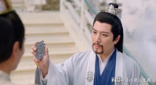 忍過了成毅的「口哨嘴」，無法忽視楊紫的假睫毛，這就是現代感？