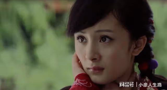 忍過了成毅的「口哨嘴」，無法忽視楊紫的假睫毛，這就是現代感？