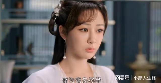 忍過了成毅的「口哨嘴」，無法忽視楊紫的假睫毛，這就是現代感？