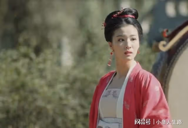 忍過了成毅的「口哨嘴」，無法忽視楊紫的假睫毛，這就是現代感？