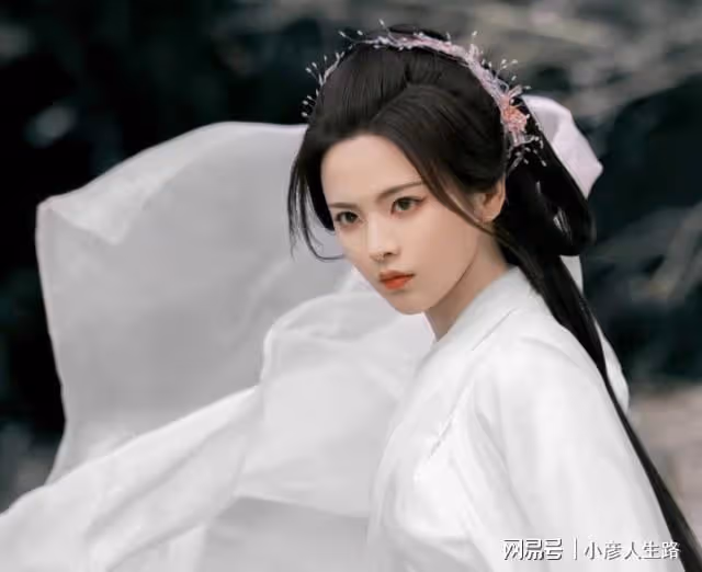 忍過了成毅的「口哨嘴」，無法忽視楊紫的假睫毛，這就是現代感？