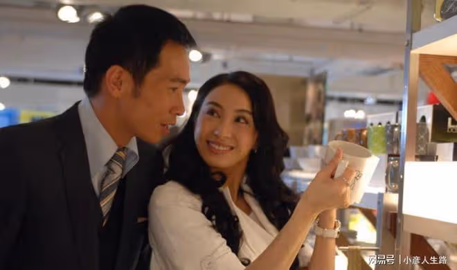 演員黎姿,事業正好時嫁富豪馬廷強,婚後生三娃,生活幸福甜蜜