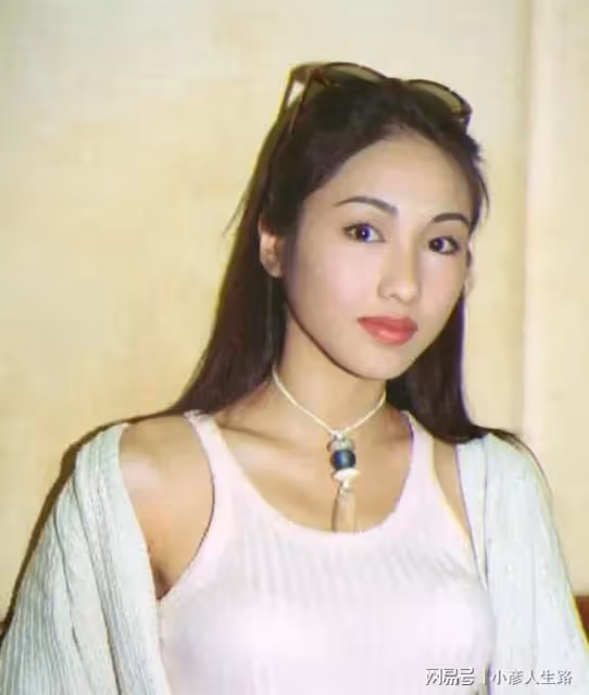 演員黎姿,事業正好時嫁富豪馬廷強,婚後生三娃,生活幸福甜蜜