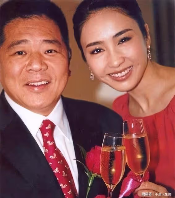 演員黎姿,事業正好時嫁富豪馬廷強,婚後生三娃,生活幸福甜蜜