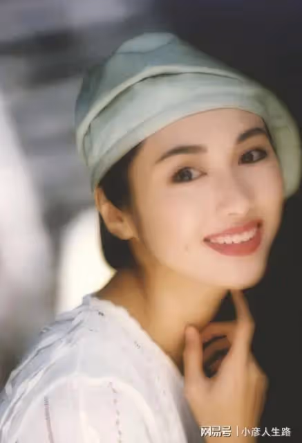 演員黎姿,事業正好時嫁富豪馬廷強,婚後生三娃,生活幸福甜蜜