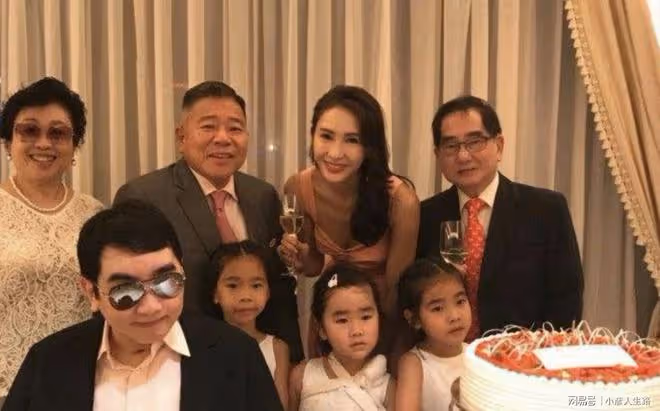 演員黎姿,事業正好時嫁富豪馬廷強,婚後生三娃,生活幸福甜蜜