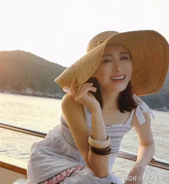 演員黎姿,事業正好時嫁富豪馬廷強,婚後生三娃,生活幸福甜蜜