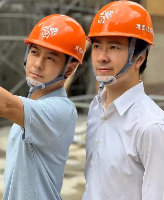 林志穎罕見曬和弟弟合影,兩人現身工地視察,弟弟高顏值不輸明星,網友:夢回仲天騏搬磚劇情