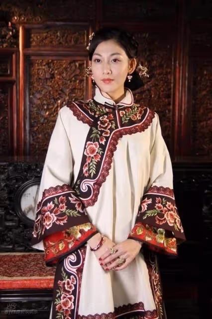 她的人生堪比一部狗血劇,拒絕嫁入豪門,多年後攢下上億的身家