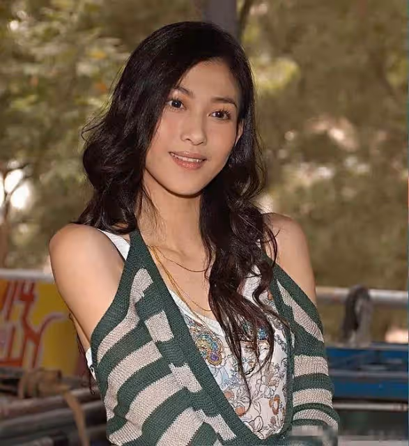 她的人生堪比一部狗血劇,拒絕嫁入豪門,多年後攢下上億的身家