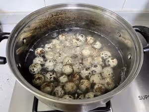 不加一滴水！巨好吃的香辣啤酒鹵鵪鶉蛋，一口一個太過癮啦