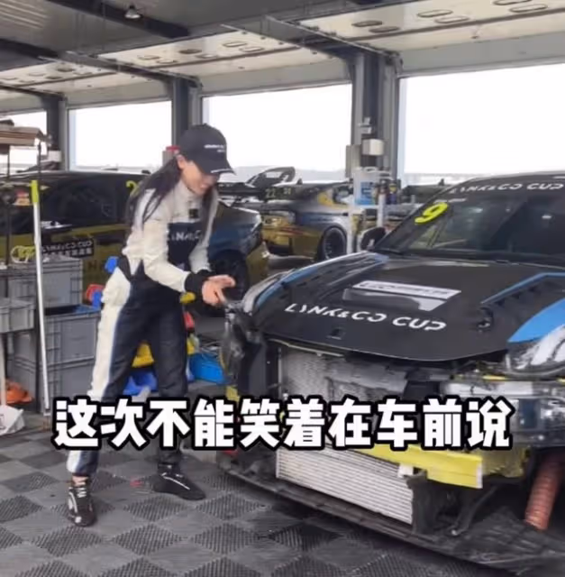 美女網紅賽車發生意外,多車連撞當場失去意識,曾被央視點名表揚