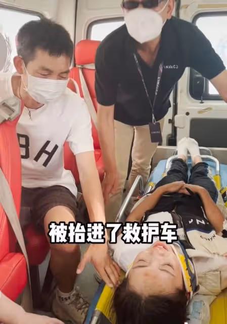 美女網紅賽車發生意外,多車連撞當場失去意識,曾被央視點名表揚