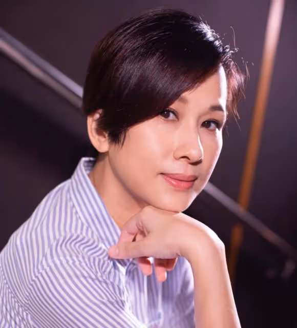 香港知名女星正式復出!短髮亮相狀態凍齡,自曝因TVB太卷離巢