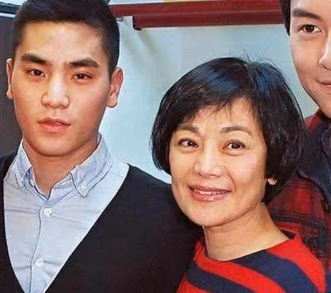 富豪老公為張艾嘉慶生!31歲兒子罕露面,戀上內地超模長居上海