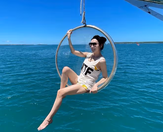 焦恩俊前妻海上秀身材!坐懸空玻璃碗凹造型,一雙白皙長腿太吸睛