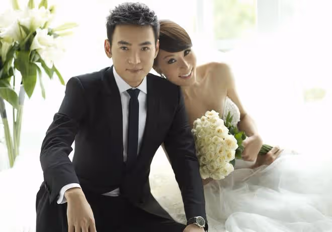 焦恩俊前妻海上秀身材!坐懸空玻璃碗凹造型,一雙白皙長腿太吸睛