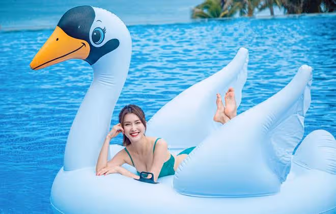 43歲女星徐潔兒大秀身材!穿泳衣曲線完美,皮膚白皙細膩如少女