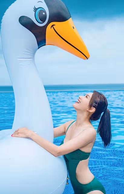 43歲女星徐潔兒大秀身材!穿泳衣曲線完美,皮膚白皙細膩如少女