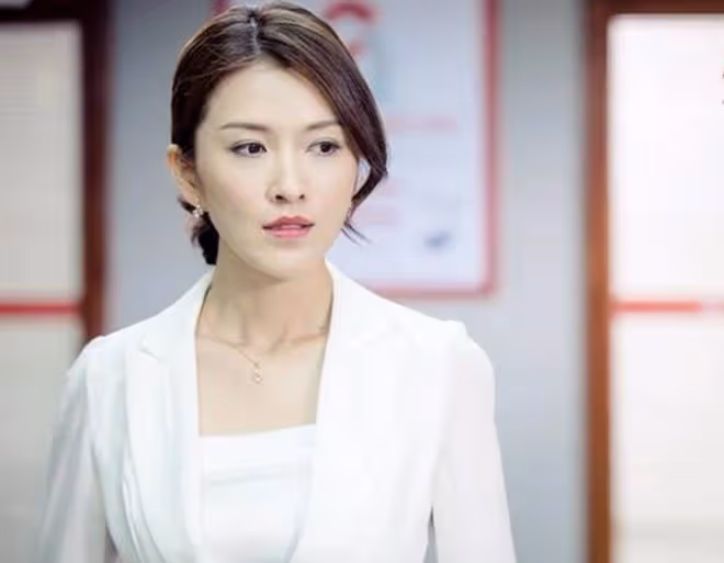 43歲女星徐潔兒大秀身材!穿泳衣曲線完美,皮膚白皙細膩如少女