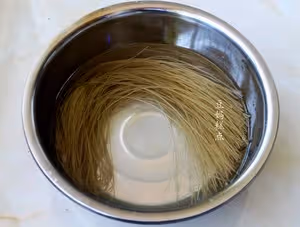 3分鐘做酸辣粉，過癮！附油潑辣子做法