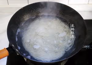 3分鐘做酸辣粉，過癮！附油潑辣子做法