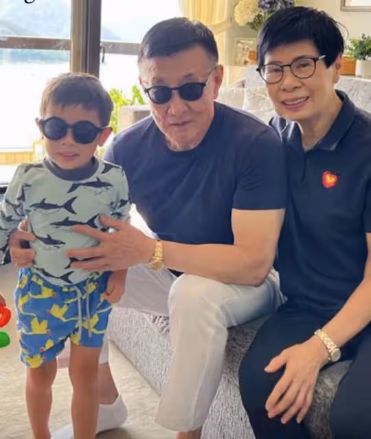 黎明前妻曬三代同堂照,父親比富豪老公看著年輕,定居美國吃大餐