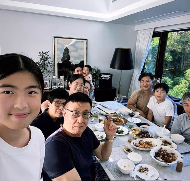 黎明前妻曬三代同堂照,父親比富豪老公看著年輕,定居美國吃大餐