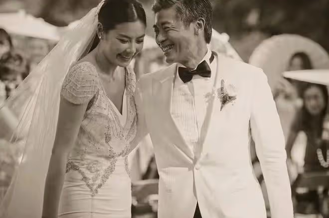 黎明前妻曬三代同堂照,父親比富豪老公看著年輕,定居美國吃大餐