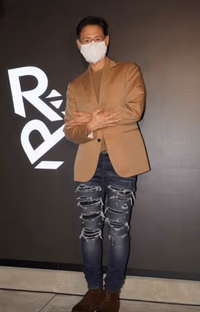 61歲張學友參加健身房開業式,與乾兒子暖心擁抱,現場星二代雲集