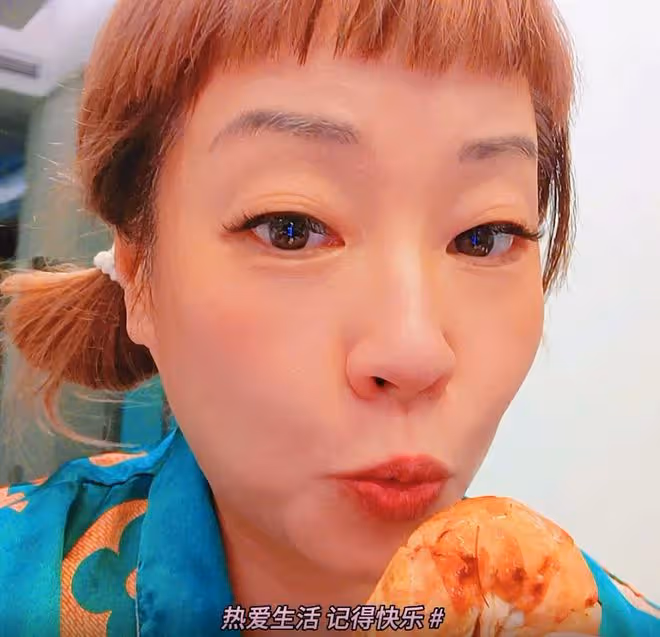 黎耀祥時隔多月重返中山住所!下廚做一桌家常菜,妻子笑得很滿足