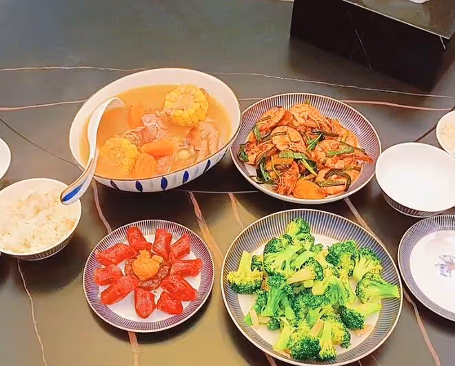 黎耀祥時隔多月重返中山住所!下廚做一桌家常菜,妻子笑得很滿足