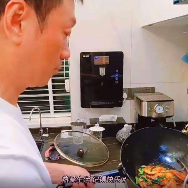 黎耀祥時隔多月重返中山住所!下廚做一桌家常菜,妻子笑得很滿足