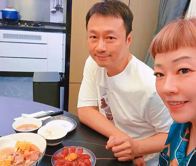 黎耀祥時隔多月重返中山住所!下廚做一桌家常菜,妻子笑得很滿足