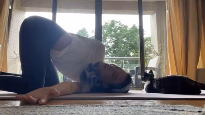 46歲舒淇做瑜伽秀身材,把自己迭成餃子狀