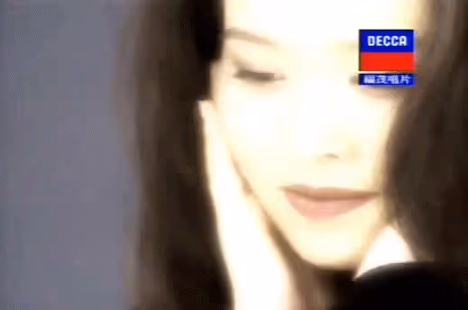 她是娛樂圈第一女強人，捧紅王菲那英，未婚未育收養好友遺孤19年
