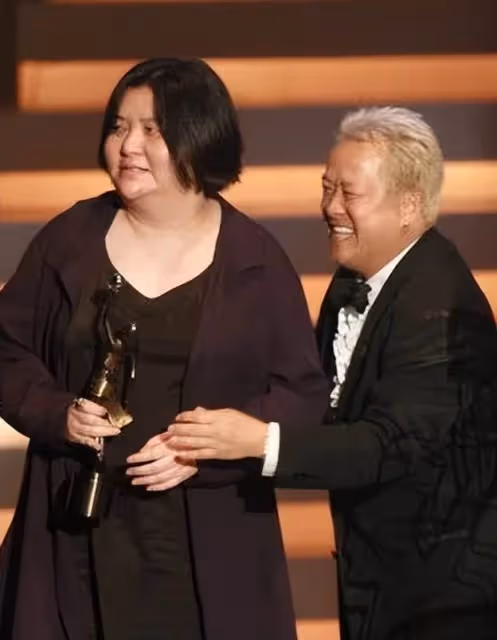 她是娛樂圈第一女強人，捧紅王菲那英，未婚未育收養好友遺孤19年