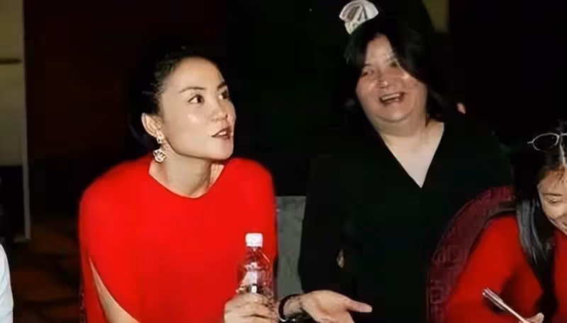 她是娛樂圈第一女強人，捧紅王菲那英，未婚未育收養好友遺孤19年