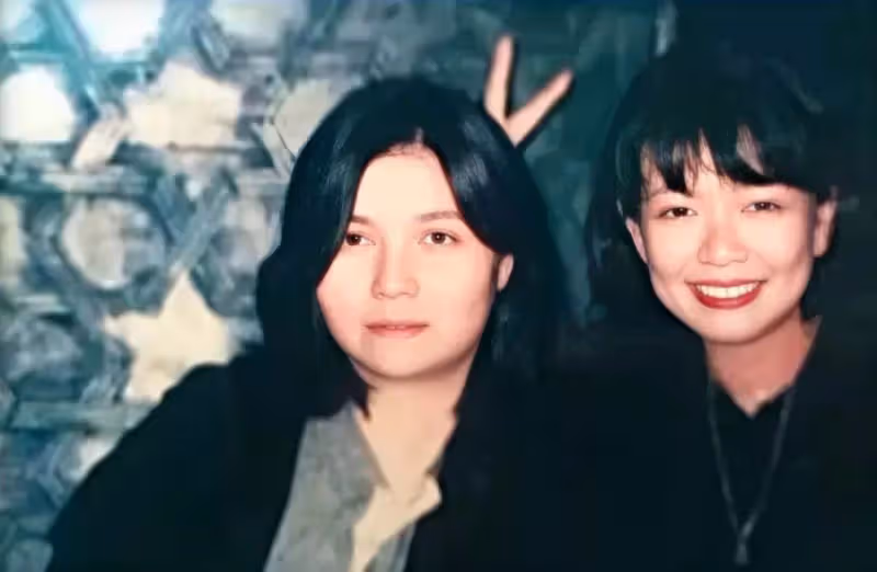 她是娛樂圈第一女強人，捧紅王菲那英，未婚未育收養好友遺孤19年