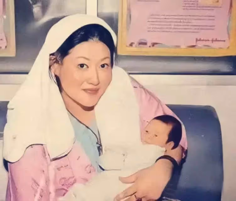 她是娛樂圈第一女強人，捧紅王菲那英，未婚未育收養好友遺孤19年