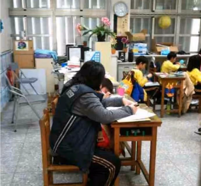 她是娛樂圈第一女強人，捧紅王菲那英，未婚未育收養好友遺孤19年