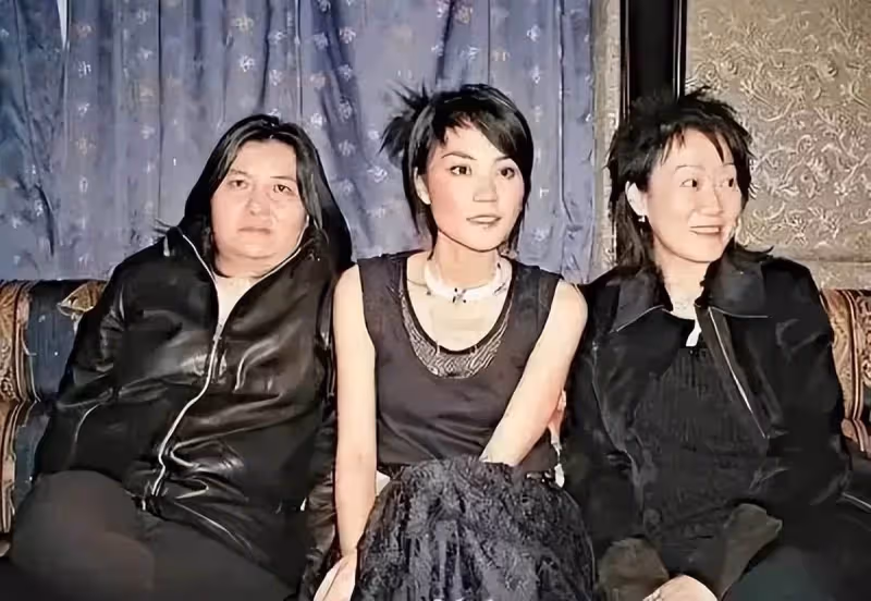 她是娛樂圈第一女強人，捧紅王菲那英，未婚未育收養好友遺孤19年