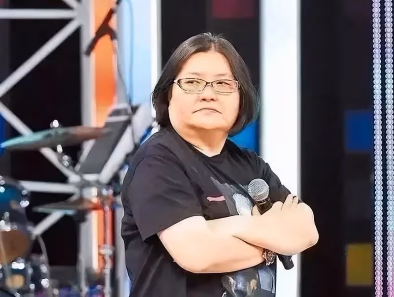 她是娛樂圈第一女強人，捧紅王菲那英，未婚未育收養好友遺孤19年