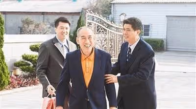 無私回饋社會，78歲本土劇男星私下是監獄教誨師，自掏腰包為長者開照護中心：趁現在還有體力