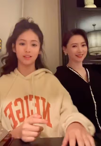 翁虹女兒太美了，母女同框高顏值超驚艷，不出道真可惜了！
