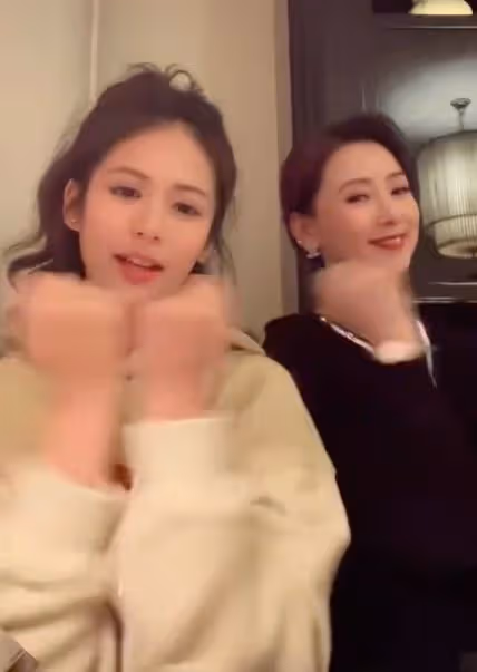 翁虹女兒太美了，母女同框高顏值超驚艷，不出道真可惜了！