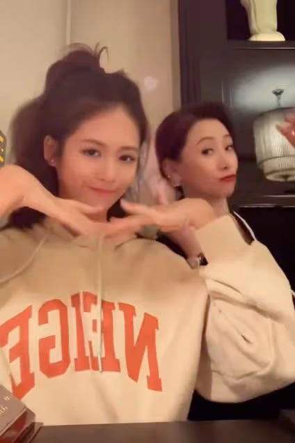 翁虹女兒太美了，母女同框高顏值超驚艷，不出道真可惜了！