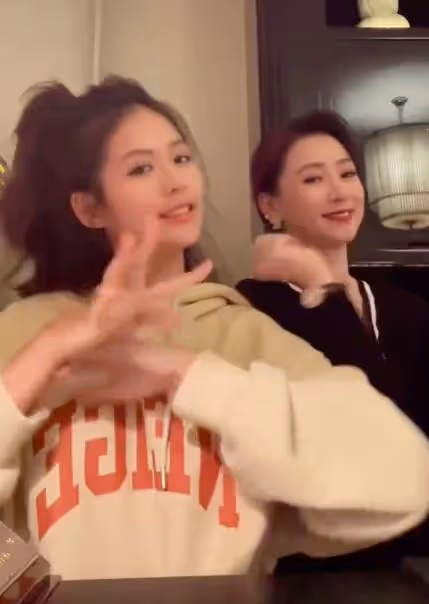 翁虹女兒太美了，母女同框高顏值超驚艷，不出道真可惜了！