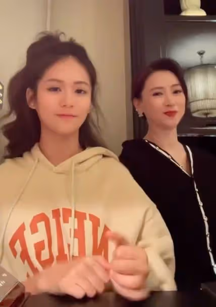 翁虹女兒太美了，母女同框高顏值超驚艷，不出道真可惜了！