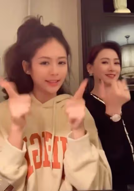 翁虹女兒太美了，母女同框高顏值超驚艷，不出道真可惜了！